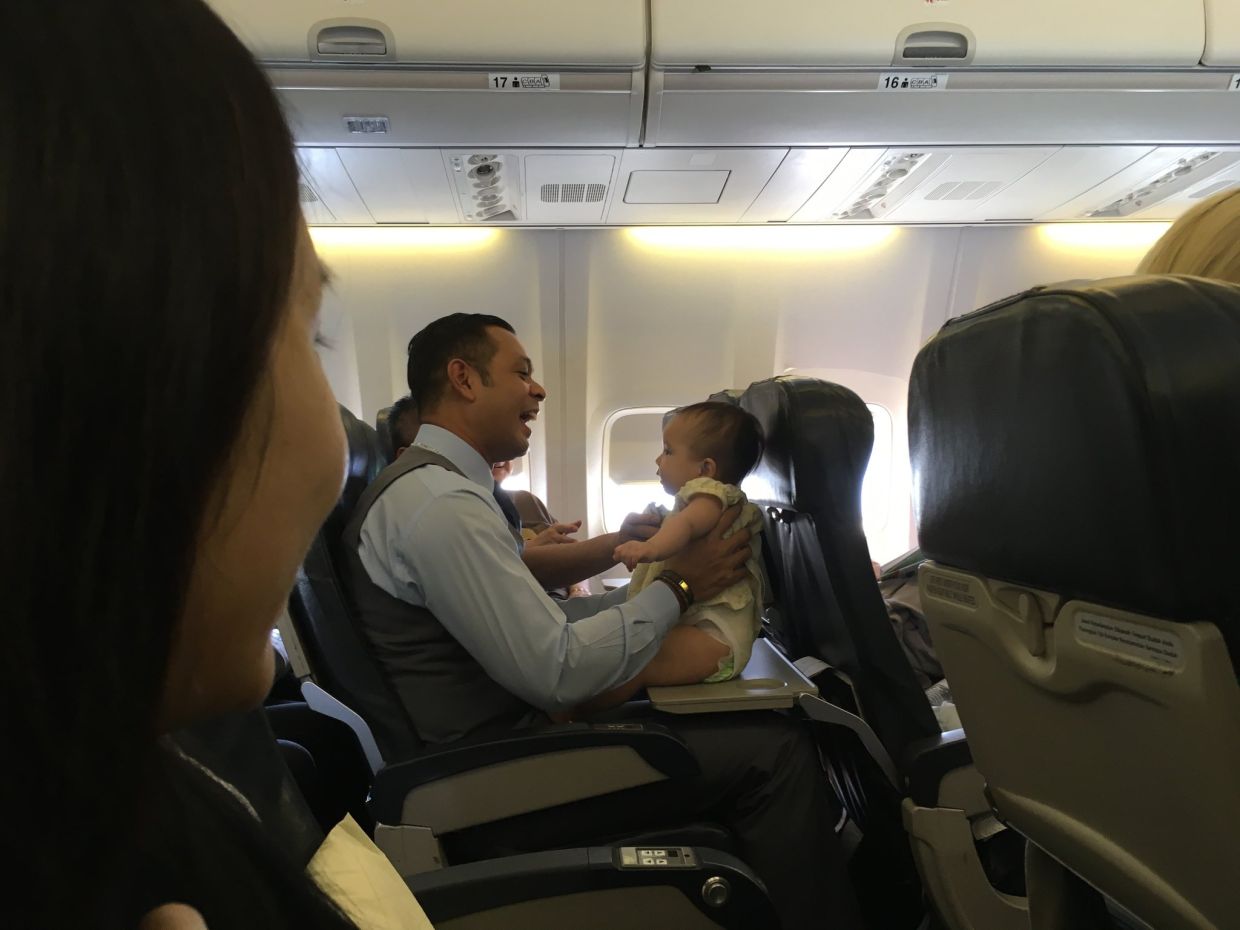 Foto Kru Kabin Dukung Bayi Viral Ketika Ramai Singkap Memori Bersama Mas Anak Dedah Sisi Penyayang Bapa Kat Luar Pun Macam Tu Suka Layan Cucu Viral Mstar