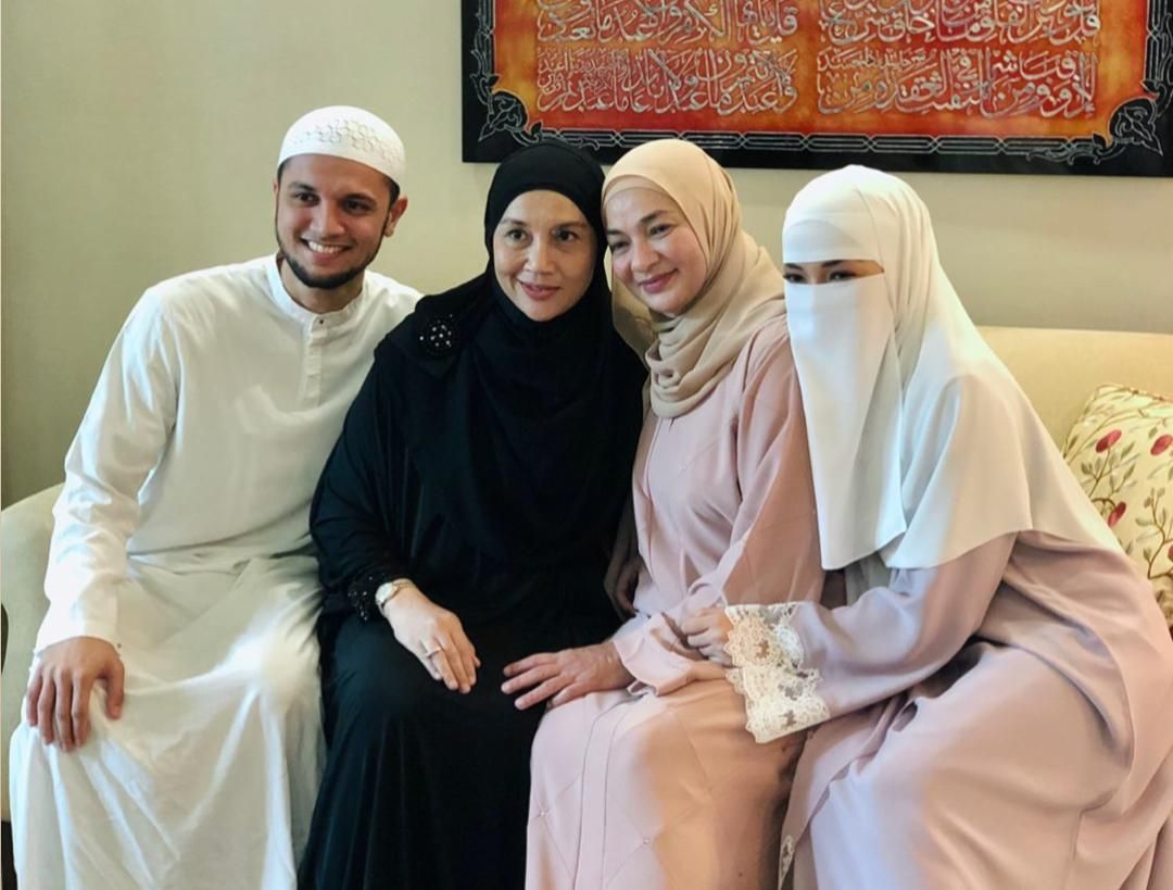Pu Riz Risik Neelofa Ibu Kongsi Foto Bersama Lahir Rasa Syukur Saat Yang Ku Tunggu Tunggu Dah Pun Tiba Sensasi Mstar