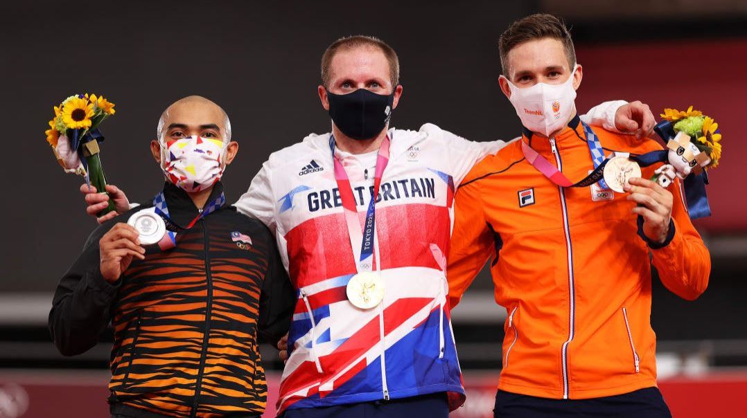 AZIZULHASNI (kiri) bersama pemenang pingat emas dan gangsa acara keirin lelaki, Jason Kenny (tengah) dan Harrie Lavreysen (kanan) selepas upacara kalungan pingat temasya Olimpik Tokyo 2020 di Veledrom Izu sebentar tadi. — AGENSI.