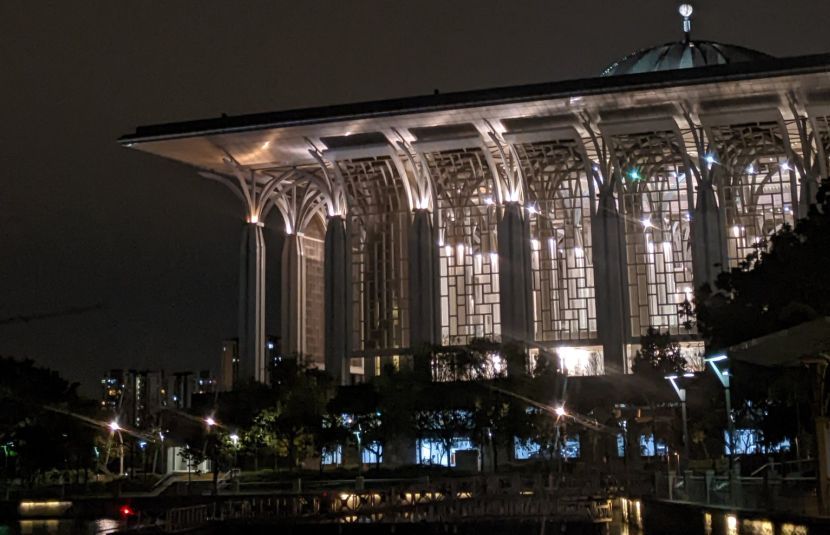 Masjid Besi atau Masjid Tuanku Mizan Zainal Abidin kelihatan lebih cantik pada waktu malam