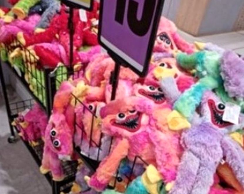 Antara versi warna patung Huggy Wuggy yang dijual di pasaran.