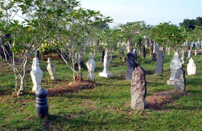 Ajal ketika ziarah kubur... kerani rebah, hembus nafas terakhir sebelah ...
