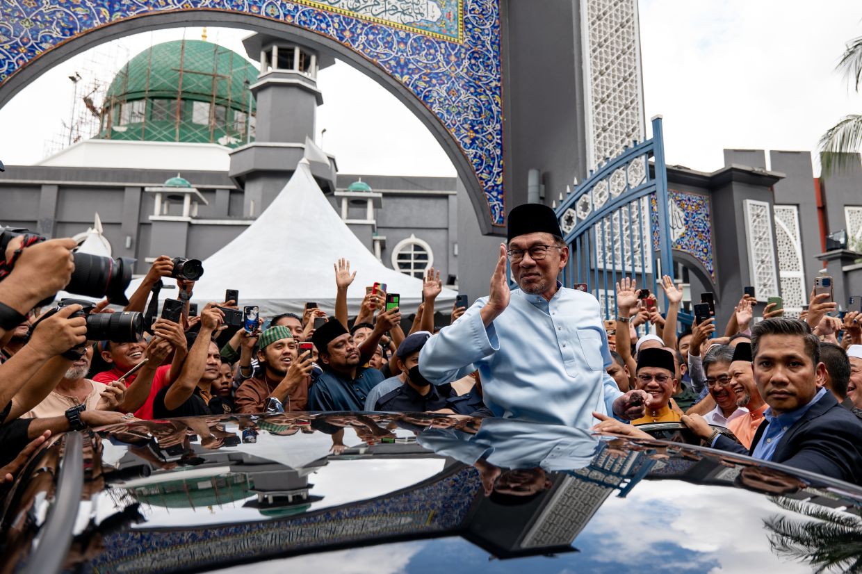 YAB Perdana Menteri, Dato’ Seri Anwar Ibrahim singgah makan tengahari dan menunaikan solat jumaat di Masjid Jamek Kampung Baru, Kuala Lumpur 9 Disember 2022. - SADIQ ASYRAF/Pejabat Perdana MenteriNO SALES; NO ARCHIVE; RESTRICTED TO EDITORIAL USE ONLY. NOTE TO EDITORS: This photos may only be used for editorial reporting purposes for the contemporaneous illustration of events, things or the people in the image or facts mentioned in the caption. Reuse of the pictures may require further permission. MANDATORY CREDIT - SADIQ ASYRAF/Prime Minister’s Office of Malaysia