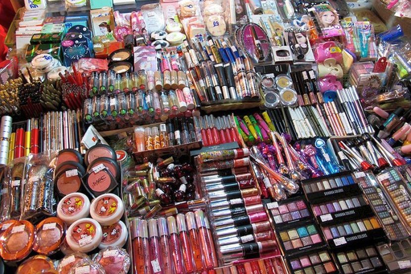 Pelbagai jenama produk kosmetik muncul di pasaran. -Gambar hiasan