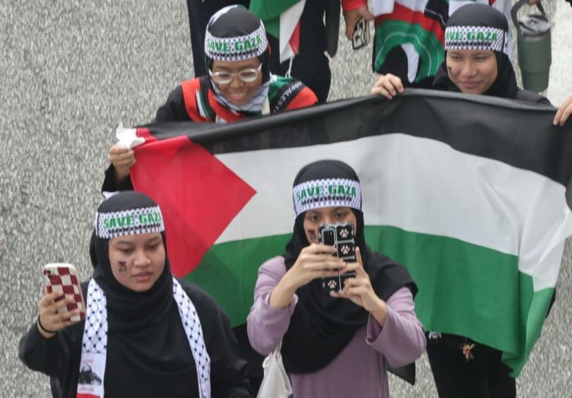 Ramai rakyat Malaysia menyelar tindakan kejam Israel ke atas penduduk Palestin. -Gambar hiasan Azman Ghani/The Star