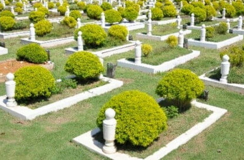 Kebanyakan masyarakat menanam pokok di atas kubur seperti sunnah Rasulullah