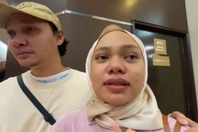 Natasya dan abangnya Syazreen menunggu Hamdan di hospital.