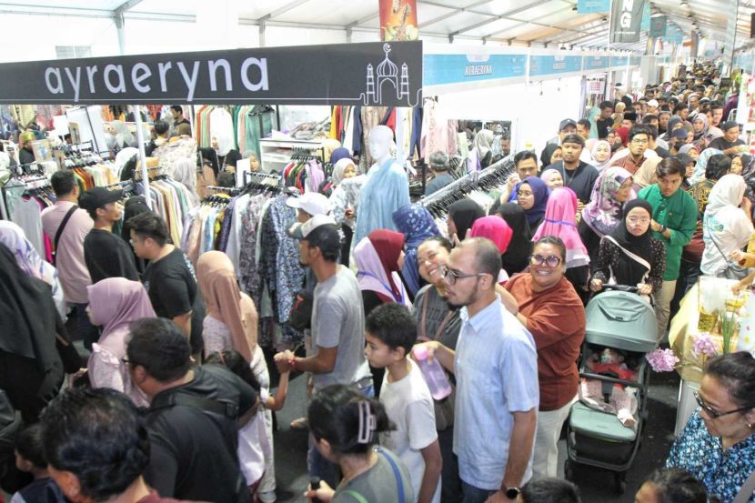 Bazar Aidilfitri dipenuhi pengunjung yang ingin membuat persiapan raya. -Gambar hiasan