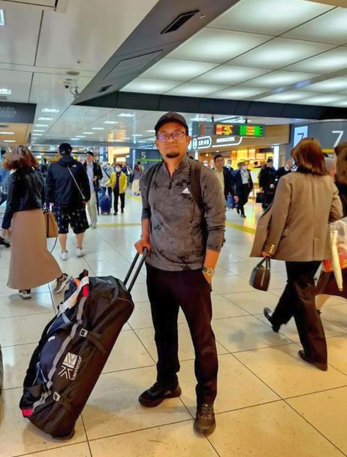 Mike sering melakukan pengembaraan solo.