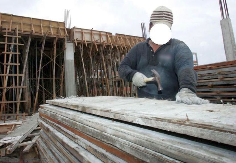 Kebanyakan pekerja enggan mengambil cuti sakit demi menyelesaikan tugasan yang diberikan. -Gambar hiasan