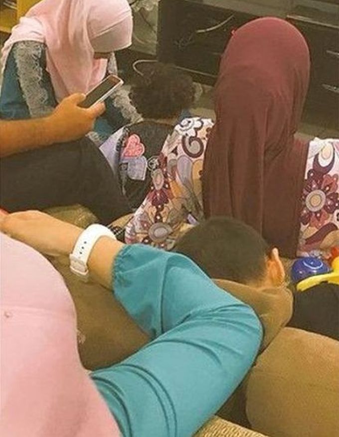 Hubungan antara adik-beradik akan sentiasa berkekalan walaupun sering bergaduh. -Gambar hiasan