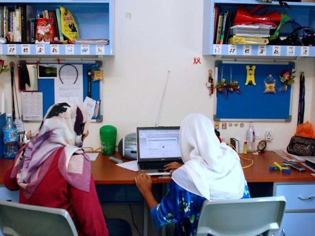 Bincang dengan roomate tentang bajet hias bilik. Gambar hiasan