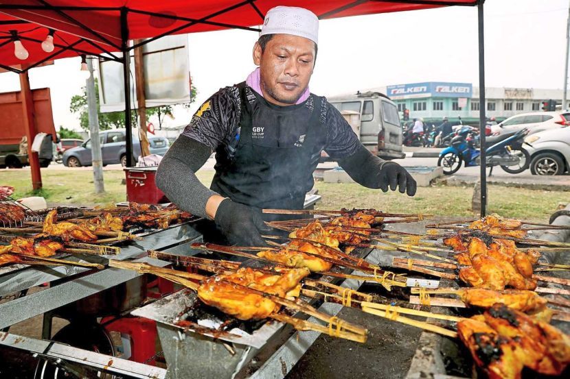 Masak daging ayam sehingga tiada kesan darah pada tulang atau isinya.