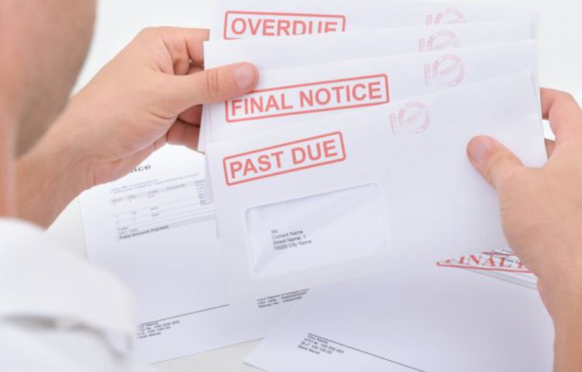 Hutang menimbun akibat komitmen perbelanjaan yang tinggi.