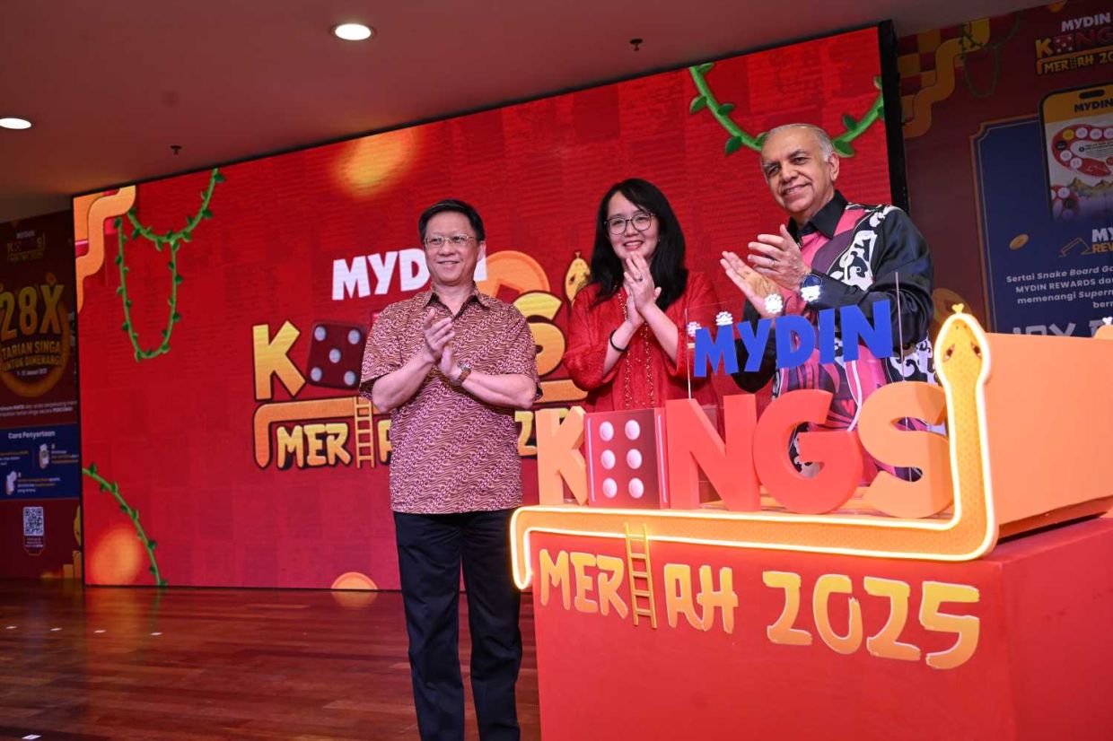 Ng (tengah) diapit oleh Chan (kiri) dan Ameer ketika majlis pelancaran kempen Kongsi Meriah pada Khamis.