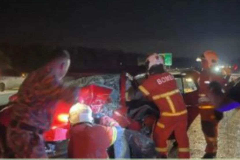 Keadaan sebuah kereta selepas merempuh tayar lori yang tercabut. - Gambar ihsan bomba