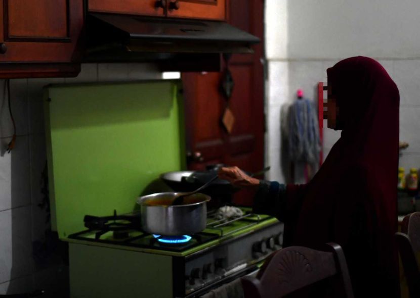 An elderly women living on her own at her house in Gombak.(6/7/2023). —AZHAR MAHFOF/The Star
