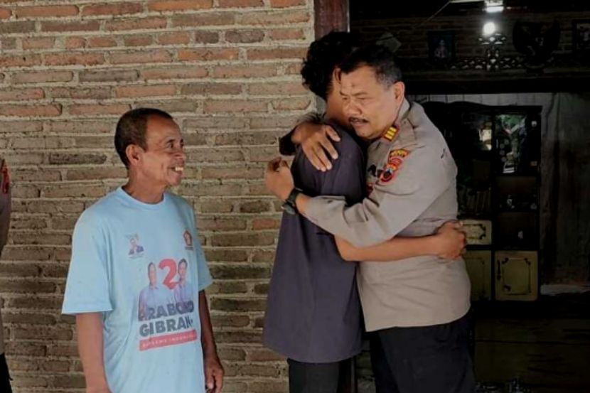Mujahid (kanan) memeluk remaja yang mencuri pisang untuk memberi adiknya makan. -Foto Polresta Pati
