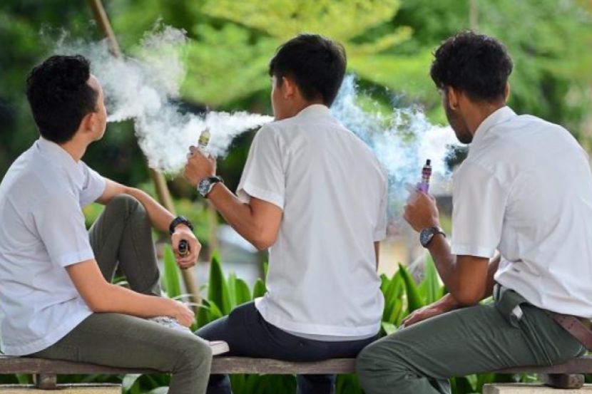 Pengaruh rakan sebaya antara sebab lelaki merokok ketika di bangku sekolah. -Gambar hiasan