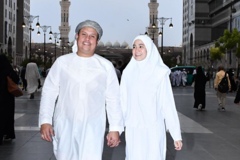 Fara (kanan) memfailkan cerai terhadap Shuk pada awal Februari lalu.