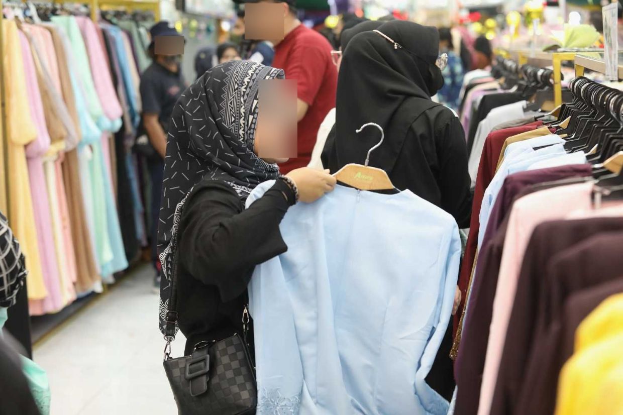 People shopping Raya at  Jalan Tuanku Abdul Rahman (TAR) for upcoming Raya festival —SHAARI CHEMAT /The Star