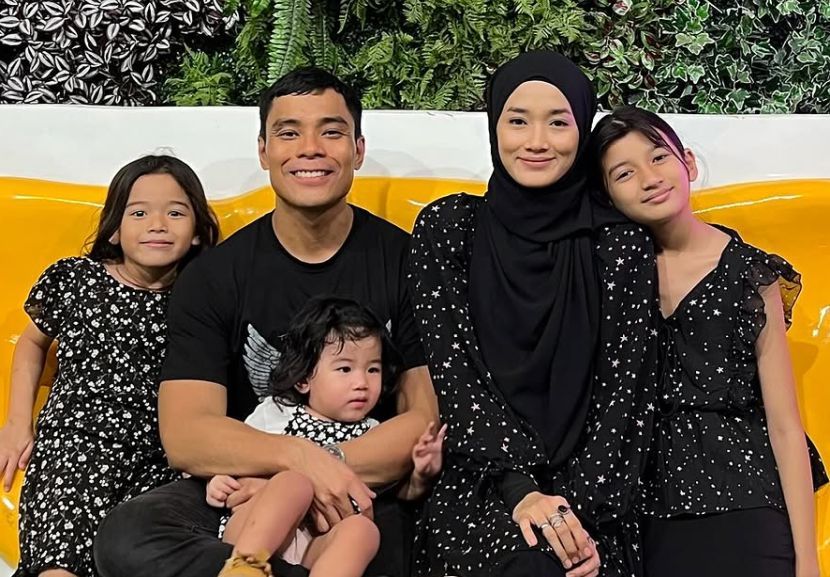 Anak teruja lihat Nas-T di papan iklan.