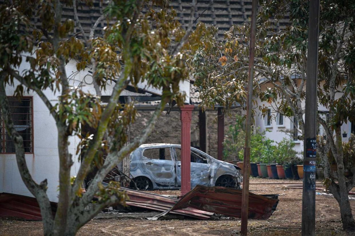 SUBANG JAYA, 1 April --Keadaan jalan dan rumah di sekitar Kampung Kuala Sungai Baru, Puchong dilihat terkesan akibat kebakaran saluran paip gas di Jalan Putra Harmoni, Putra Heights, Subang Jaya.Setakat jam 4 petang ini, seramai 112 mangsa dipindahkan ke pusat penempatan sementara a (PPS), 63 cedera dan dirawat di tiga hospital dan 190 rumah terjejas dalam insiden tersebut.--fotoBERNAMA (2025) HAK CIPTA TERPELIHARA
