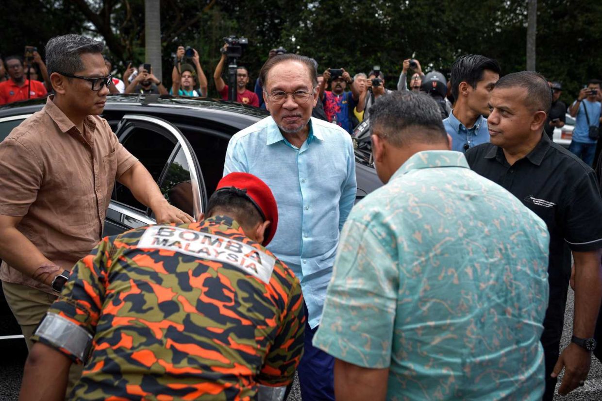 SUBANG JAYA, 1 April -- Perdana Menteri Datuk Seri Anwar Ibrahim tiba di Pos Kawalan Tempat Kejadian (PKTK) di pusat operasi PDRM dan JBPM di Taman Putra Harmoni bagi koordinasi penugasan susulan kejadian kebakaran saluran paip gas bocor pada 4.58 petangSetakat jam 4 petang ini, seramai 112 mangsa dipindahkan ke pusat penempatan sementara a (PPS), 63 cedera dan dirawat di tiga hospital dan 190 rumah terjejas dalam insiden tersebut.--fotoBERNAMA (2025) HAK CIPTA TERPELIHARA