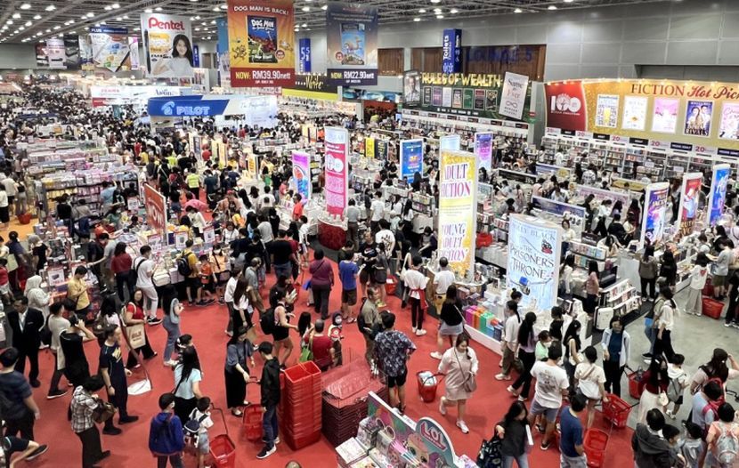 Pengunjung membanjiri lokasi BookFest.