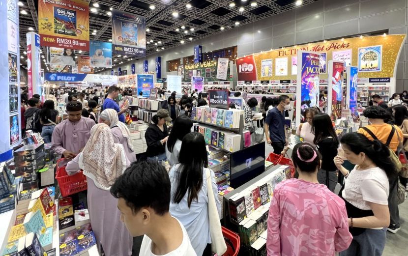 Pembaca buku boleh mendapatkan pelbagai pilihan genre yang menarik.