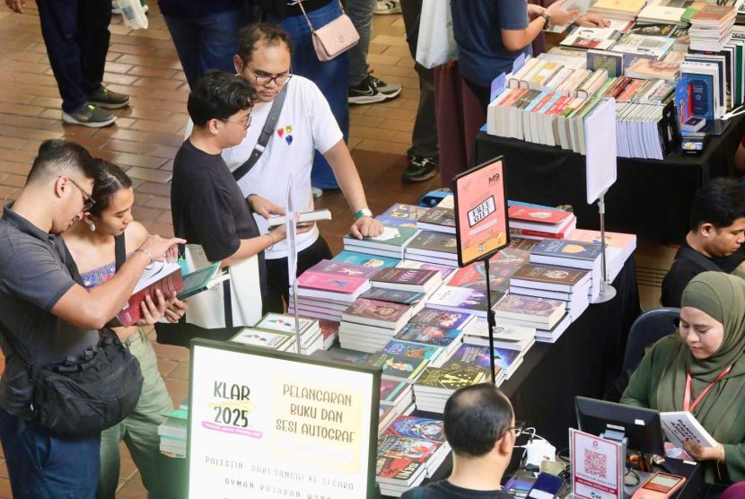 Orang ramai boleh mendapatkan autograf daripada penulis buku.