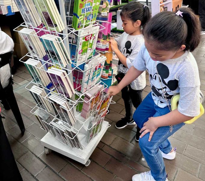 Kanak-kanak boleh mendapatkan buku kegemaran mereka.