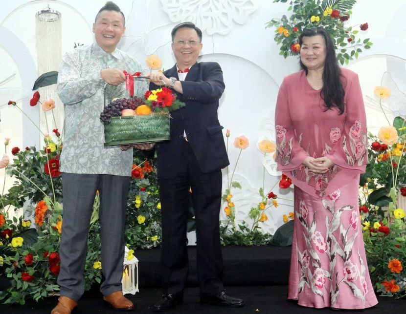 Pemberian cenderamata memeriahkan majlis mStar Baek bersama KPJ.