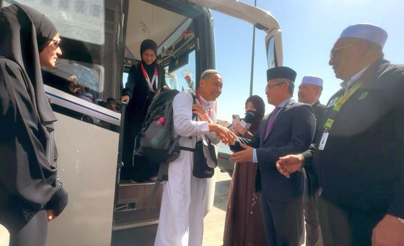 Kesemua jemaah haji dibawa menaiki bas ke Madinah.