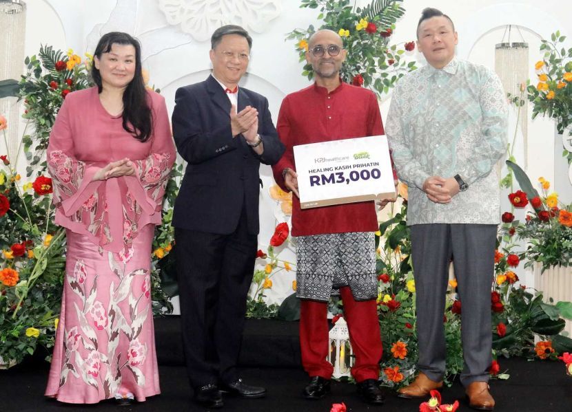 Pengarah Urusan KPJ Healthcare Chin Keat Chyuan (kanan), Ketua Pengarah Kandungan Kumpulan Media Star (SMG), Datin Paduk Esther Ng Sek Ng (kiri), Ketua Pegawai Eksekutif SMG Chan Seng Fatt (tengah) bersama Kieran.— AZLINA ABDULLAH/
