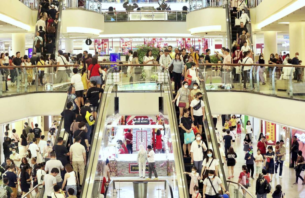 (file pic) Crowdswith people shoppingat mid valley shopping mall in Kuala Lumpur. — SHAARI CHEMAT / THESTAR