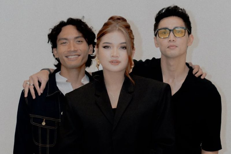 Barisan pelakon drama Pabila Dia Tersenyum (dari kiri: Amir, Alya dan Adam).