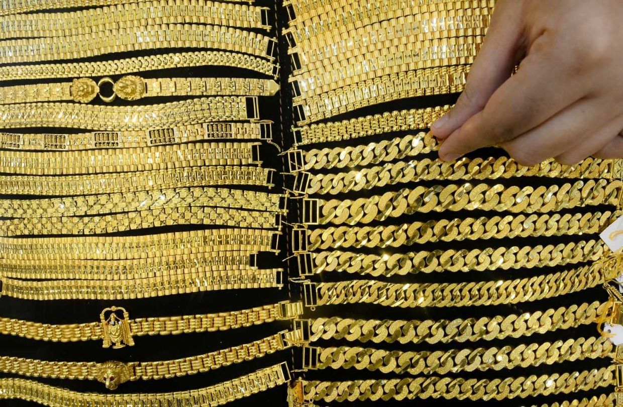 A shopkeeper arranging gold bracelet on a trayat SMS Deen shop at Jalan msid India.AZHARMAHFOF/The Star (7/8/2020)