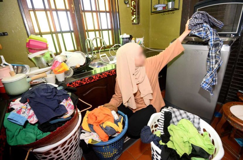 Byzura Mat Jusoh prepare to wash clothes and dishes after water supply is back at her house in Puncak Alam .AZHARMAHFOF/The Star (6/9/2020)