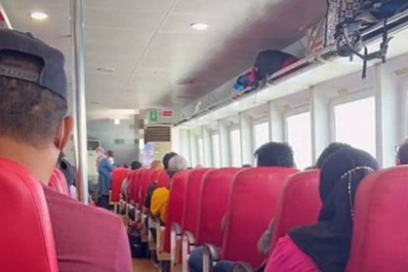 Orang ramai perlu bertolak ansur dalam menggunakan pengangkutan awam. -Gambar hiasan