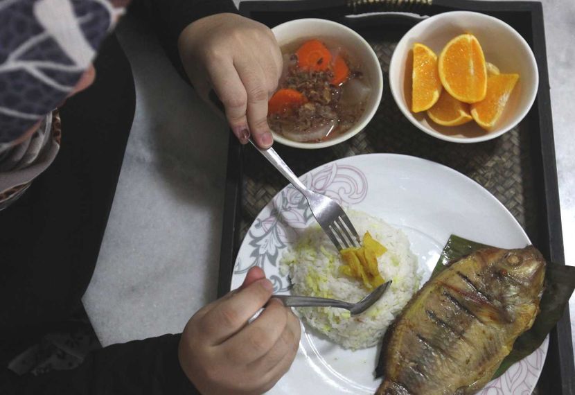 confinement lady- Penjagaan Ibu Dalam Pantang- berurut, bertungku dan makanan orang bersalin. — AZLINA ABDULLAH/ The Star