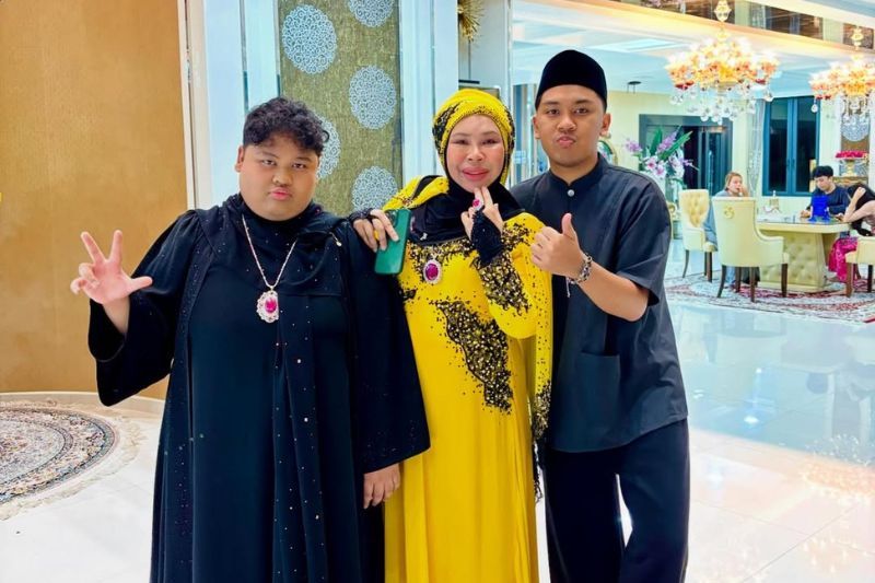 Vida (tengah) bersyukur dianugerahkan zuriat dalam hidupnya. 