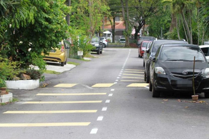 Kereta diletak di bahu jalan adalah pemandangan biasa di kawasan perumahan. -Gambar hiasan