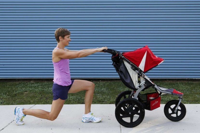 Stroller Strides fitnesss instructor Jennifer Lungren demonstrates walking lunges which can be done while out walking baby. (Jonathan Ernst/Chicago Tribune/MCT)