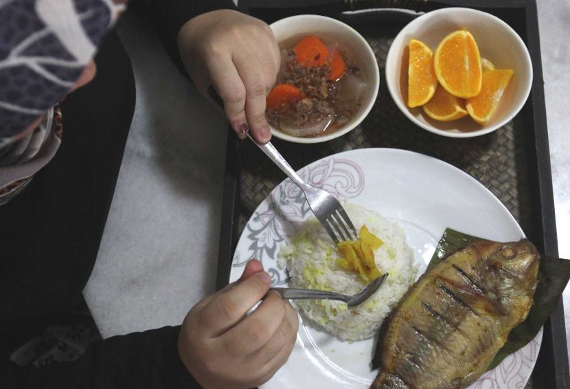 confinement lady- Penjagaan Ibu Dalam Pantang- berurut, bertungku dan makanan orang bersalin. — AZLINA ABDULLAH/ The Star