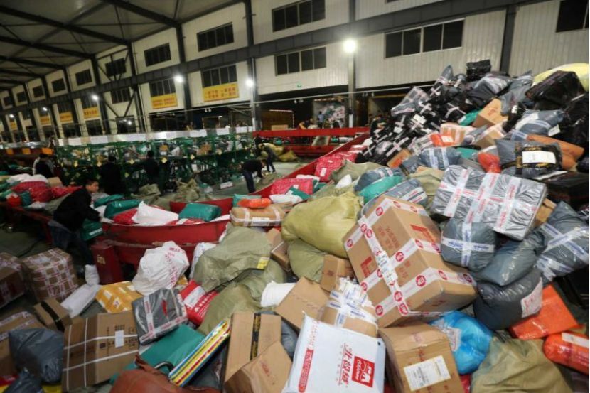 Ratusan bungkusan perlu dihantar kepada pelanggan oleh penghantar barangan setiap hari. -Gambar hiasan