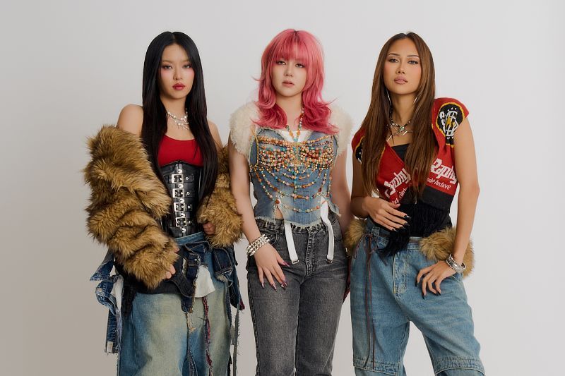 Tabby (tengah) sentiasa memberikan sokongan terhadap Angel (kiri) dan Sabronzo (kanan).