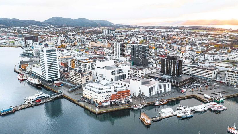 HANDOUT - Bodø skyline: The cultural capital north of the Arctic Circle has 54,000 inhabitants. Photo: Visit Bodø/dpa-tmn - ACHTUNG: Nur zur redaktionellen Verwendung im Zusammenhang mit dem genannten Text und nur bei vollständiger Nennung des vorstehenden Credits
