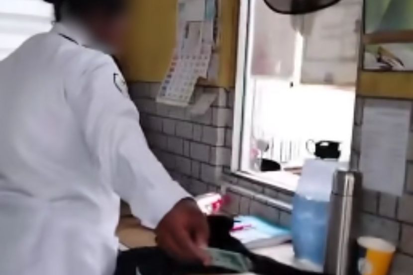 Pengawal keselamatan memulangkan semula RM50.