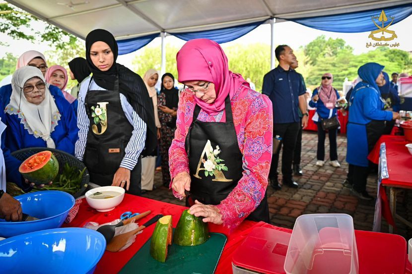 Tunku Azizah cukup terkenal sebagai permaisuri yang gemar memasak. -Gambar Facebook Kesultanan Pahang